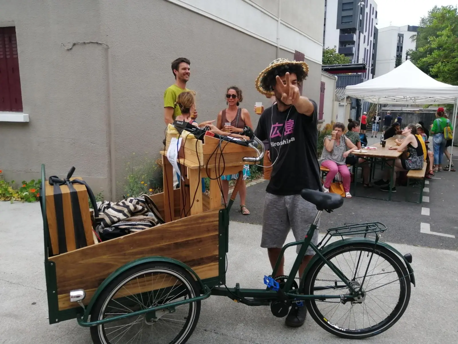 Public attablé autour du Jukbike, ambiance guinguette