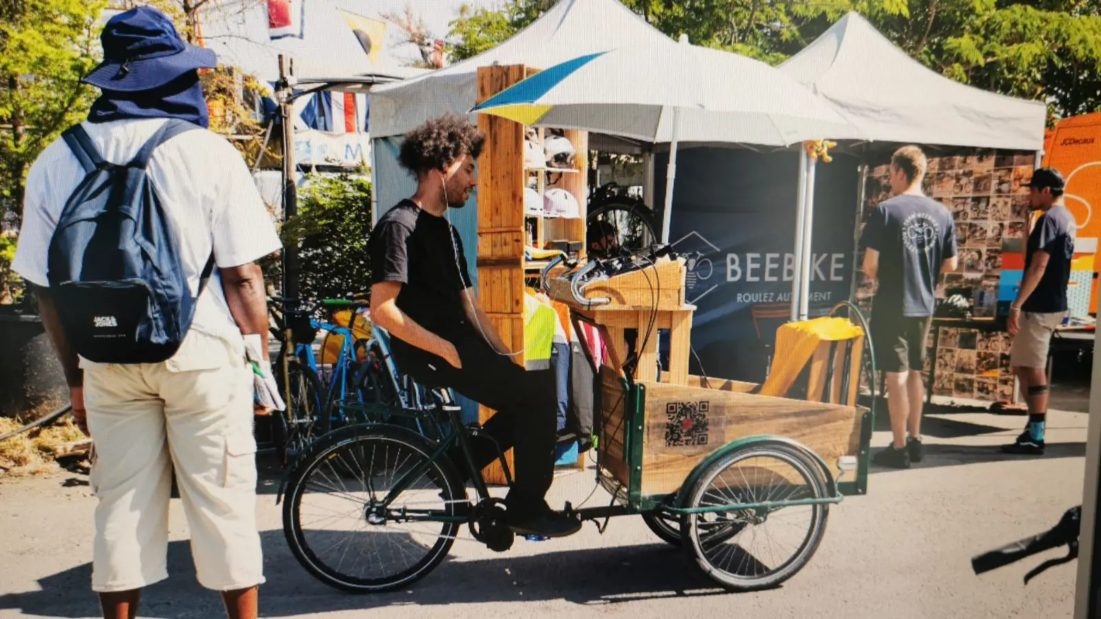 Le Jukbike de profil sur un stand de festival